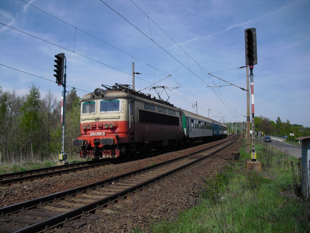 242 205-3 ist nach Cheb unterwegs, hier am 10.05.11 in Trsnice.