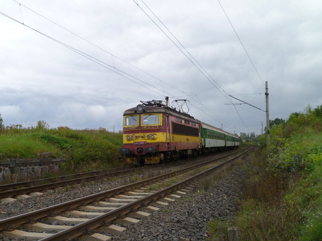 242 206-1 kommt am 22.09.11 aus Cheb und fhrt hier durch Hradiste.