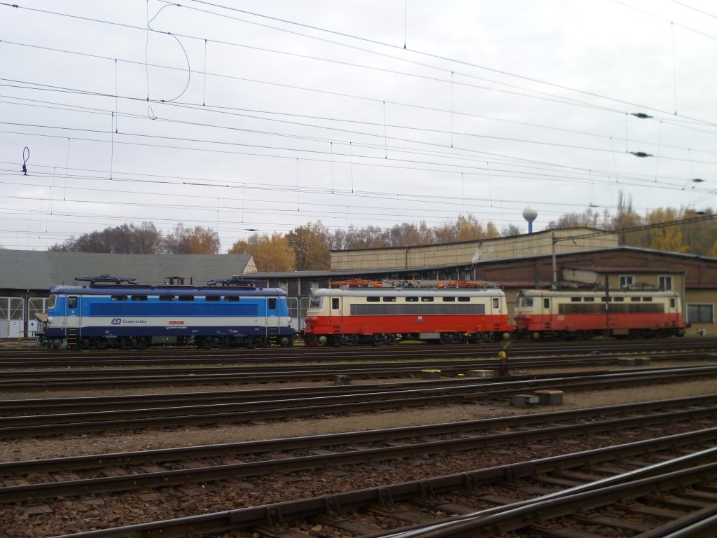 242 208-7, 242 213-7 und 242 xxx stehen am 10.11.12 in Cheb