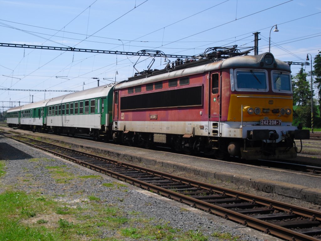 242 208-7 steht mit einem Nahverkerszug im Bahnhof Trsnice, am 09.06.10.