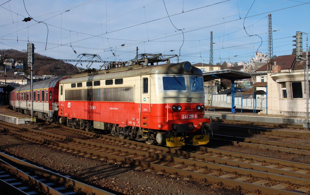 242 210-3 ČD mit Fernzug R 831 „Tekov“ („Die Landschaft Barsch“) fhrt von Bratislava hl. st./Preburg Hbf. nach urany/Schuran – Levice/Lewenz – Zvolen os. st./Altsohl Persbf. – Bansk Bystrica/Neusohl ab; 18.12.2011 