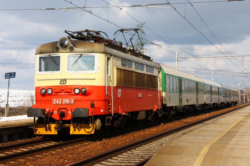 242 210-3 in Vojkovice, Strecke von Brno nach Breclav - 20/02/2013