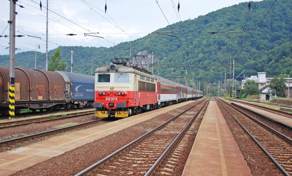 242 217-8 ČD mit Fernzug R 371 „Horehronec“ („Der Obergraner“) Břeclav/Lundenburg (CZ) – Kty – Bratislava hl. st./Preburg – urany – Levice – Zvolen os. st./Altsohl Persbf. – Bansk Bystrica/Neusohl – Červen Skala – Koice/Kaschau fhrt in den Knotenbahnhof Hronsk Dbrava ein; 11.08.2012