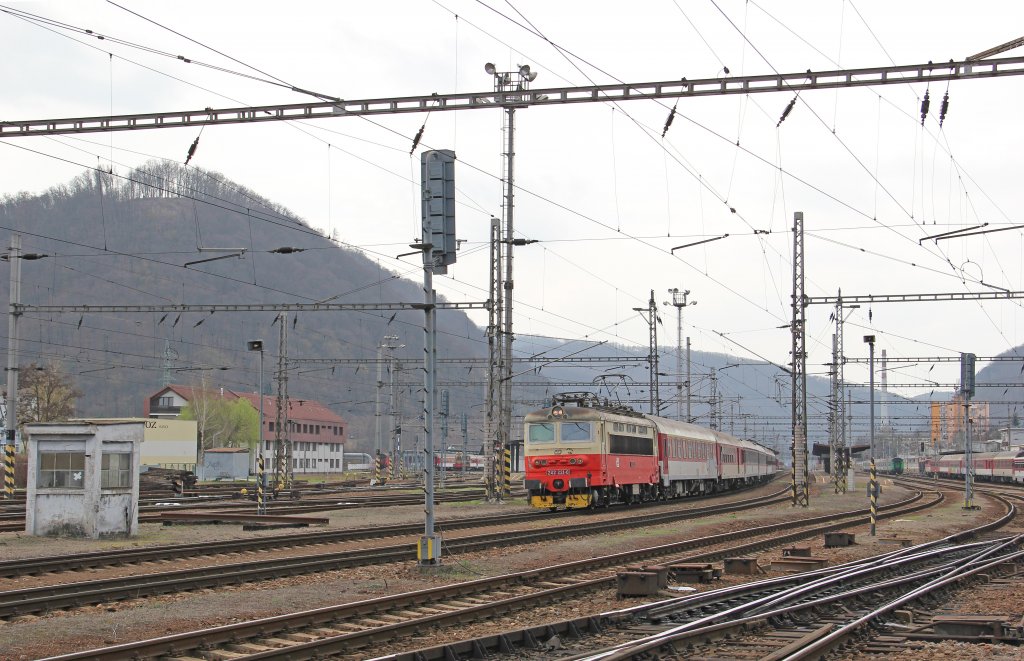 242 221-0 ČD mit Fernzug R 831 „Tekov“ abfhrt aus Zvolen os. st./Altsohl Persbf. in Richtung Zvolen mesto/Altsohl Stadt – Sliač kpele/Heilbad Sliacs – Bansk Bystrica/Neusohl; 07.04.2012