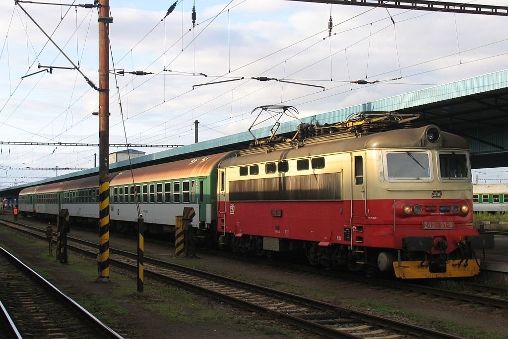 242 231-9 mit Os 7313 Cheb-Plzen Hlavni auf Bahnhof Cheb am 13-8-2005. Bild und scan: Date Jan de Vries. 