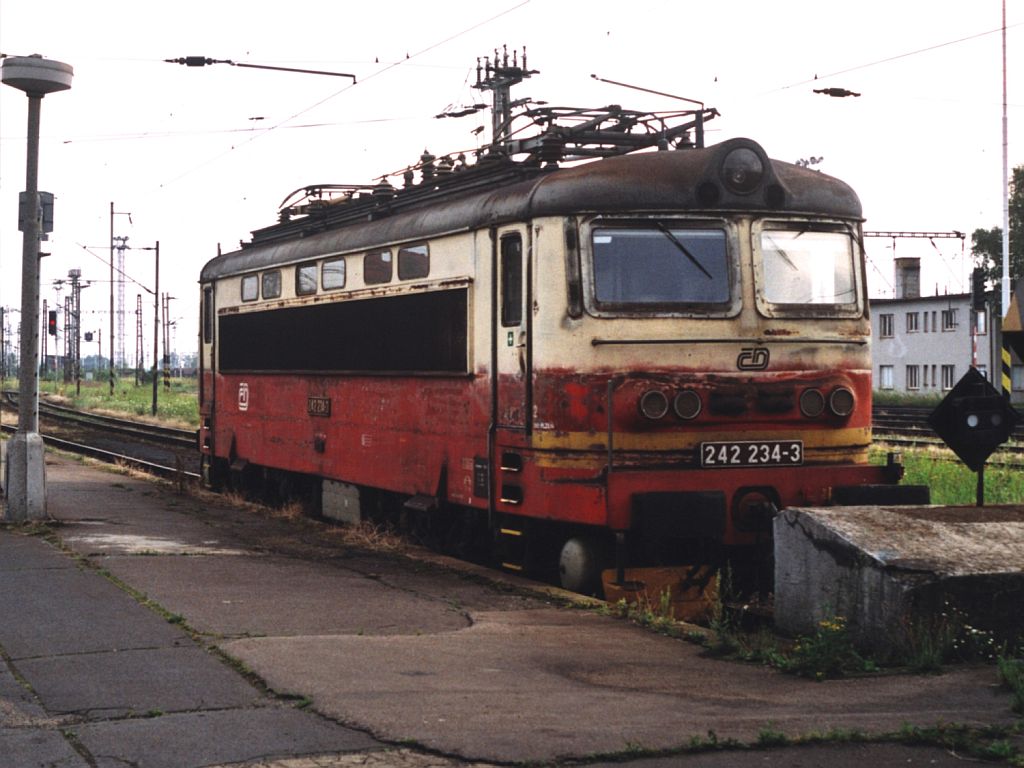 242 234-3 auf Bahnhof Cheb am 31-7-2005. Bild und scan: Date Jan de Vries. 