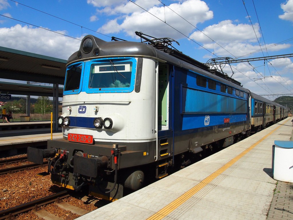 242 240-0 steht am 25.4.13 in Zdice