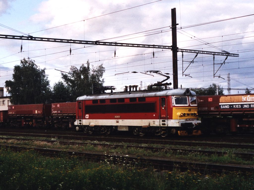 242 242-6 auf Bahnhof Cheb am 13-8-2005. Bild und scan: Date Jan de Vries.