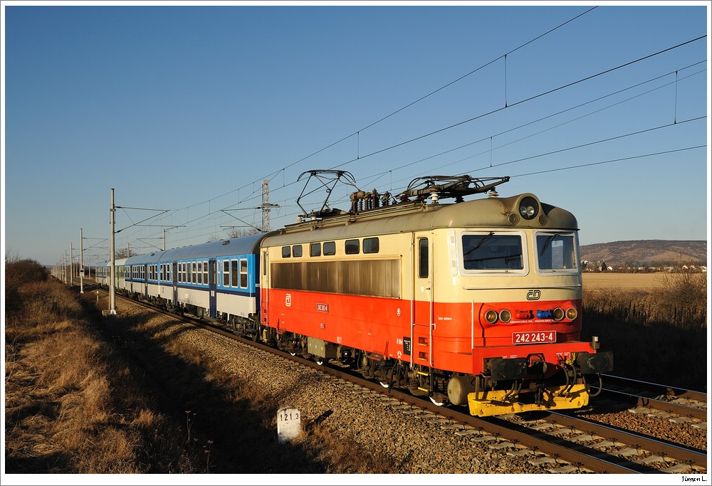 242 243 mit dem Os4623 bei Vranovice; 12.2.2011