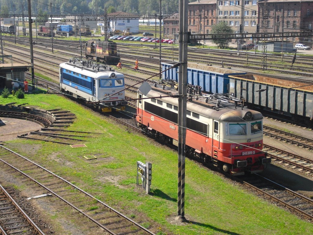 242 244-2 und 242 205-3 stehen im Bw Cheb, am 11.09.10. Foto entstand von der Fugngerbrcke aus.