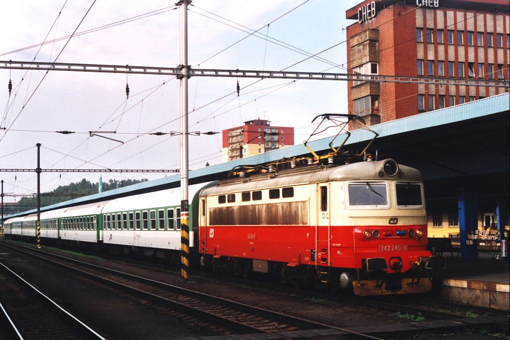 242 245-9 mit Os 7342 Marinsk Lzne-Cheb auf Bahnhof Cheb am 31-7-2005. Bild und scan: Date Jan de Vries. 