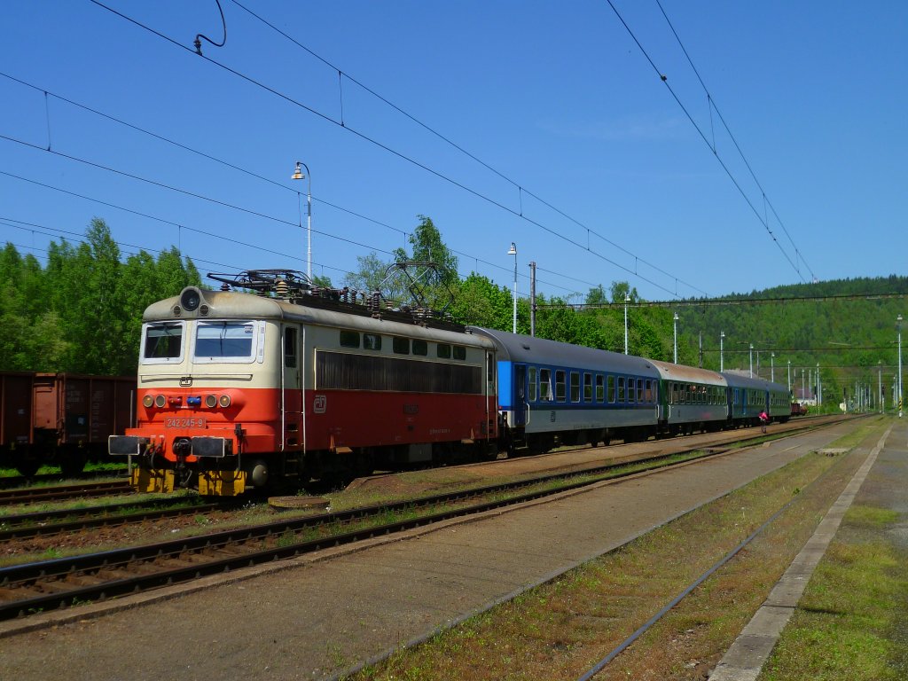 242 245 am 15.05.13 mit einem R in Kyn�perk nad Ohr� 