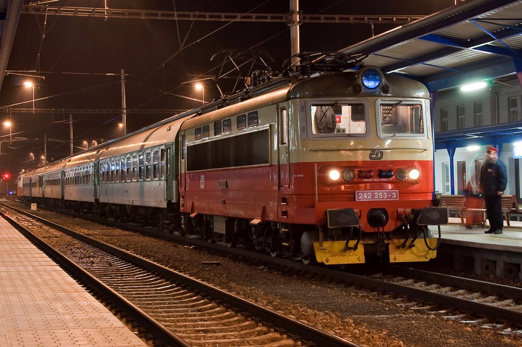 242 253 ist bereit fr die Abfahrt nach Brno hl.n. Breclav, am 07.01.2011.