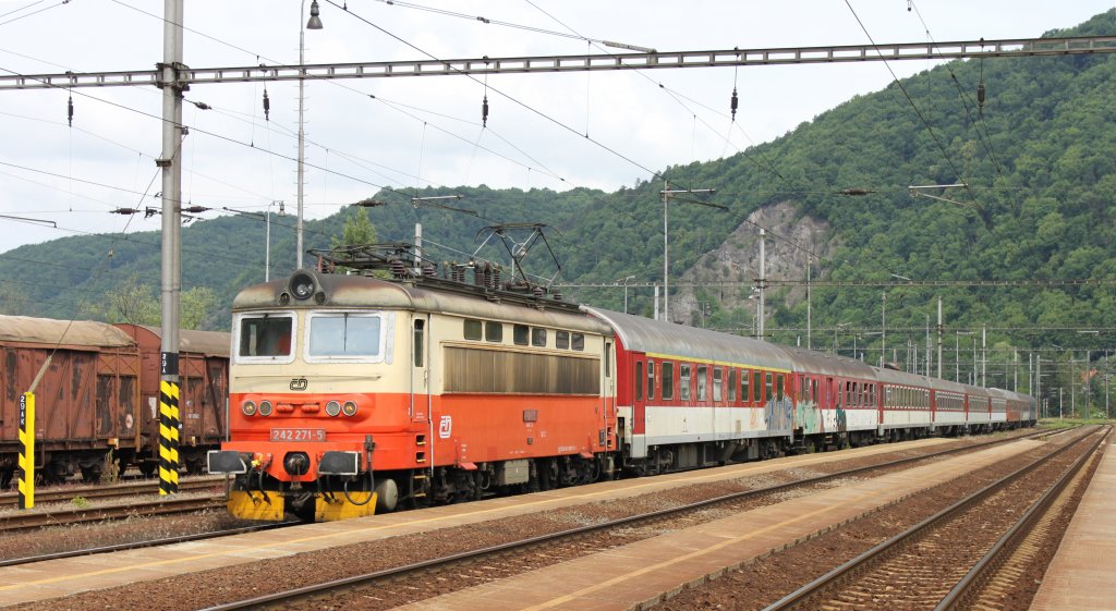 242 271-5 ČD mit Fernzug 371 „Horehronec“ („Der Obergraner“) Břeclav/Lundenburg (CZ) – Kty – Bratislava hl. st./Preburg – urany – Levice – Zvolen os. st./Altsohl Persbf. – Bansk Bystrica/Neusohl – Červen Skala – Koice/Kaschau mit etwa 50 min. Versptung fhrt in den Knotenbahnhof Hronsk Dbrava ein; 09.06.2012