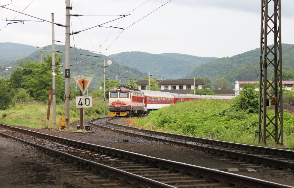 242 273-1 ČD mit Fernzug R 831 „Tekov“ („Die Landschaft Barsch“) Bratislava hl. st./Preburg (10:37)– urany/Schuran – Levice/Lewenz – Zvolen os. st./Altsohl – Bansk Bystrica/Neusohl (14:02) im Bereich der Altsohler „Gleistriangel“. Nchster Halt: Zvolen mesto/Altsohl Stadt; 09.06.2012