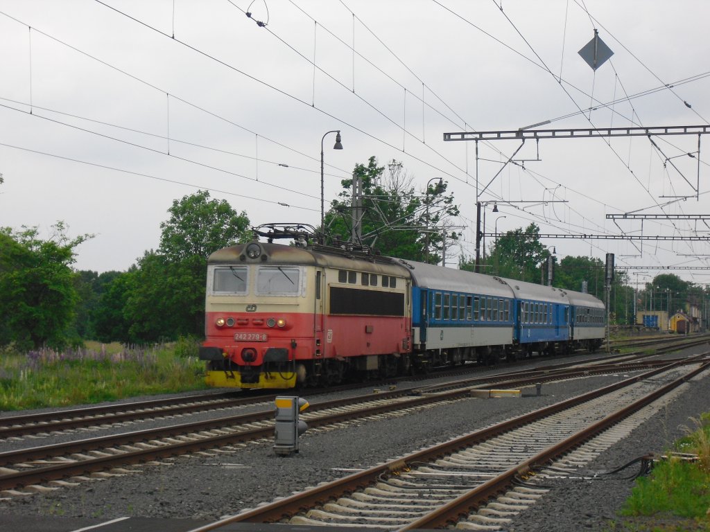 242 279-8 mit 3 neu Lackierten Waggons ist hier bei der Ausfahrt in Trsnnice, am 14.06.10.