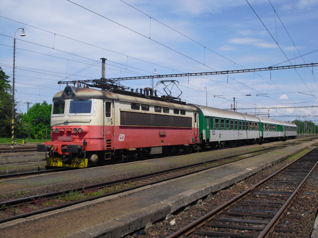 242 279-8 steht im Bahnhof Cheb Trsnice, am 09.06.10.