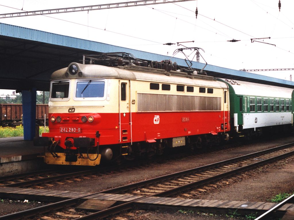 242 280-6 mit R 695 Cheb-Decin Hlavni auf Bahnhof Cheb am 31-7-2005. Bild und scan: Date Jan de Vries. 
