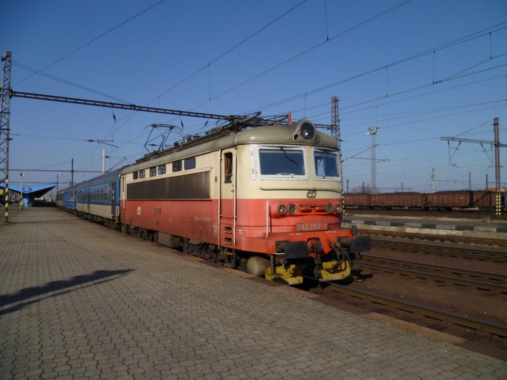 242 282-2 bei der Ausfahrt im Bahnhof Cheb, am 17.03.12.