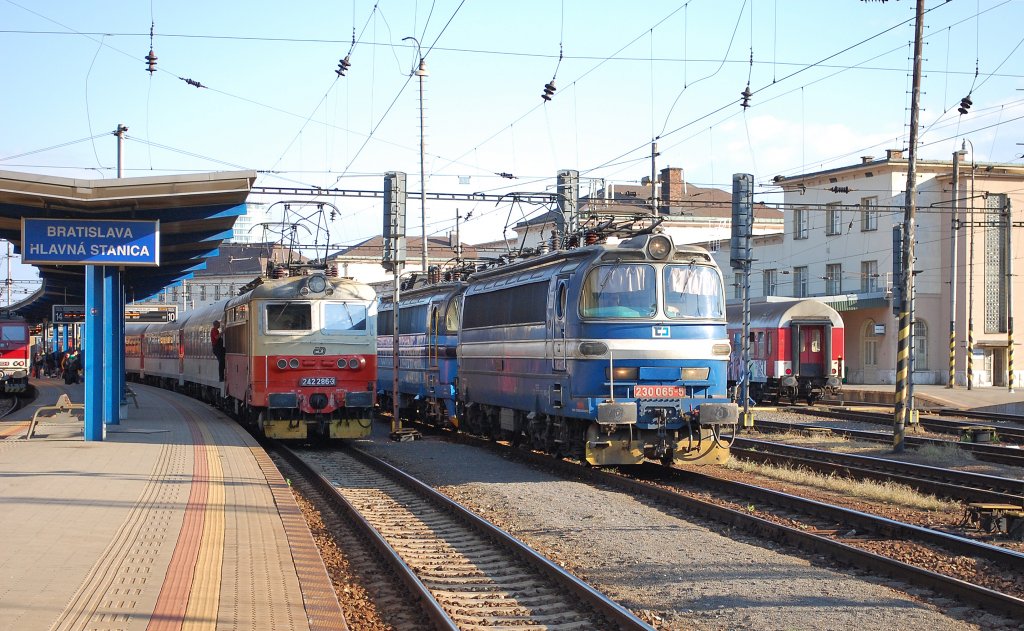 242 286-3 ČD nach Ankunft mit Fernzug R 832 „Urpn“ Bansk Bystrica/Neusohl – Zvolen os. st./Altsohl Persbf. – Levice – Bratislava hl. st., und durchfahrt eines Gterzuges mit 230 065-5 ČD-Cargo; 20.09.2012   