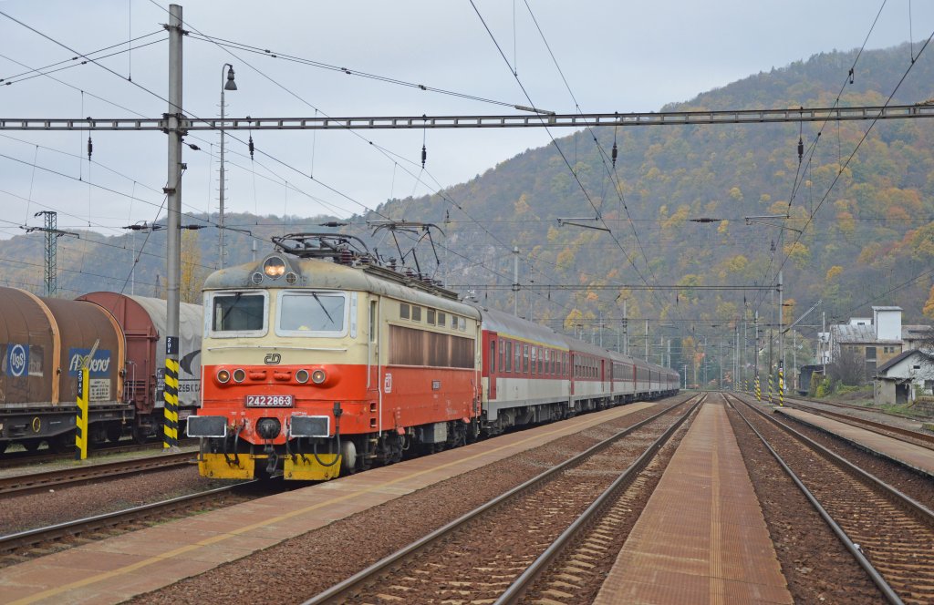 242 286-3 mit Fernzug R 371 „Horehronec“ („Der Obergraner“), Břeclav/CZ – Bratislava hl. st. – Bansk Bystrica – Koice, fhrt in den Knotenbahnhof Hronsk Dbrava ein; 03.11.2012. Seit Fahrplanwechsel 2013 wird Zug fhrt leider nur am Abschnitt Zvolen os. st. – Margecany, d.h. zwischen Mittel- und Ostslowakei... 

