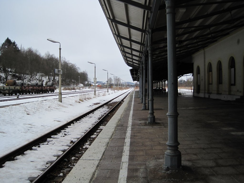 24.2.2010 Blick auf Gleis 1 des Bahnhof Oelsnitz (Vogtland). 