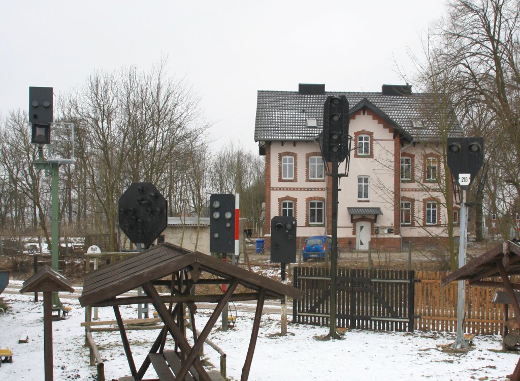 24.2.2013 Eisenbahnmuseum Letschin, im Hintergrund ehem. Eisenbahnerhaus. Ganz links schon ein Ks-Signal,