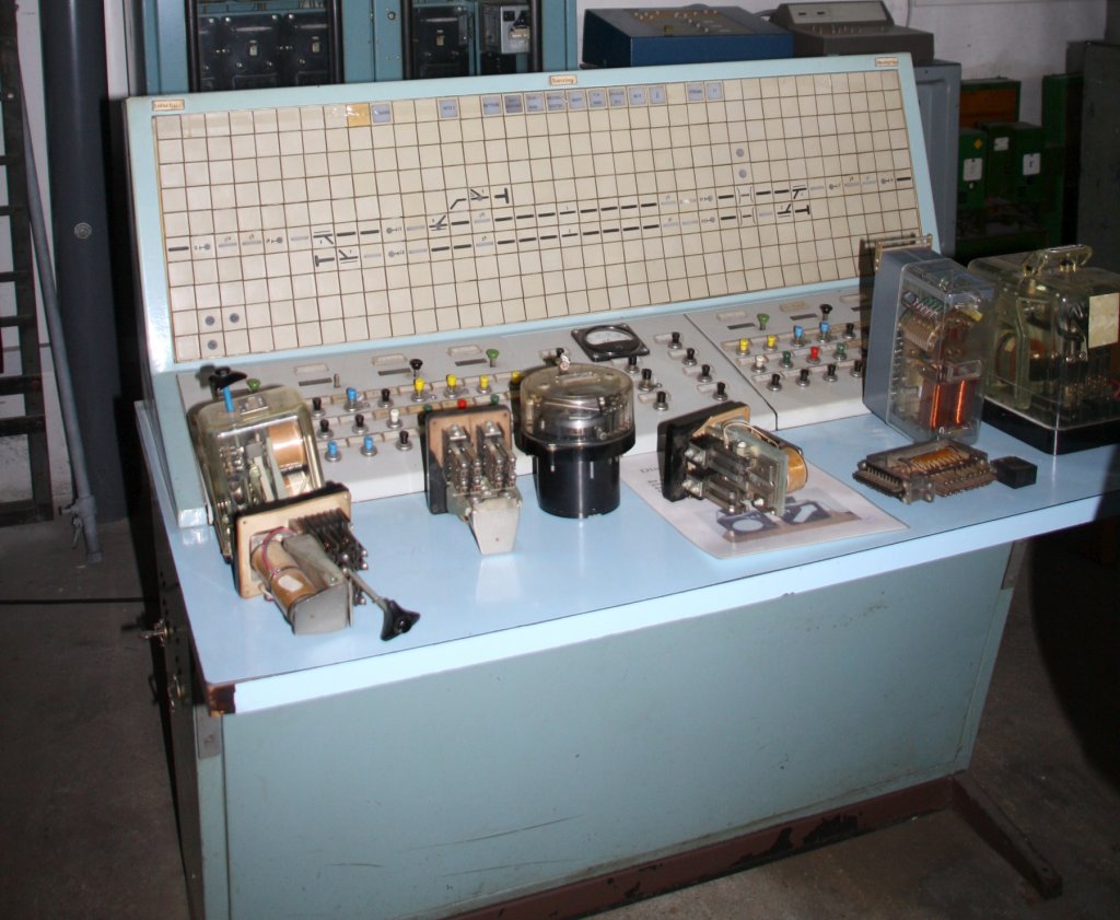 24.2.2013 Eisenbahnmuseum Letschin. Russisches EZMG-Stellwerks-Pult aus Sietzing.