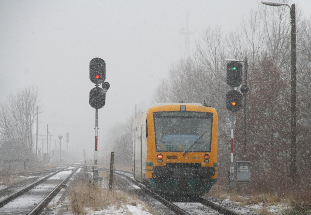 24.2.2013 Letschin. ODEG fhrt Richtung Wriezen an den Lichtsignalen des russischen EZMG Stellwerks vorbei.