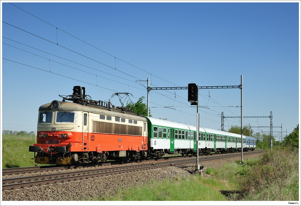 242.202 mit dem Os4602; Nahe Ladna, 7.5.2011