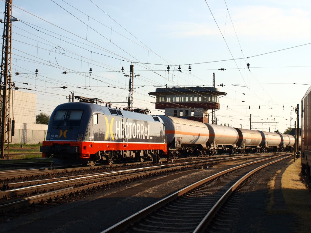 242.502 von Hector Rail nach dem sie in Linz in der HW war auf den Weg nach Norden am Zugschlu den LTE Zuges 47184 bei der durchfahrt in Wels 9.5.13 