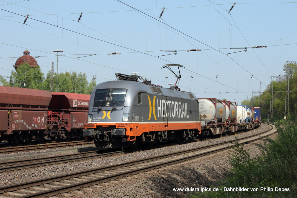 242.516 (Hectorrail - Ferdinand) fhrt am 4. Mai 2013 um 11:29 Uhr mit einem Gterzug durch Duisburg Entenfang