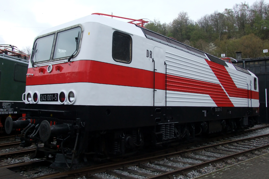 243 001-5 (143 117) in Bochum-Dahlhausen 15.4.2012
