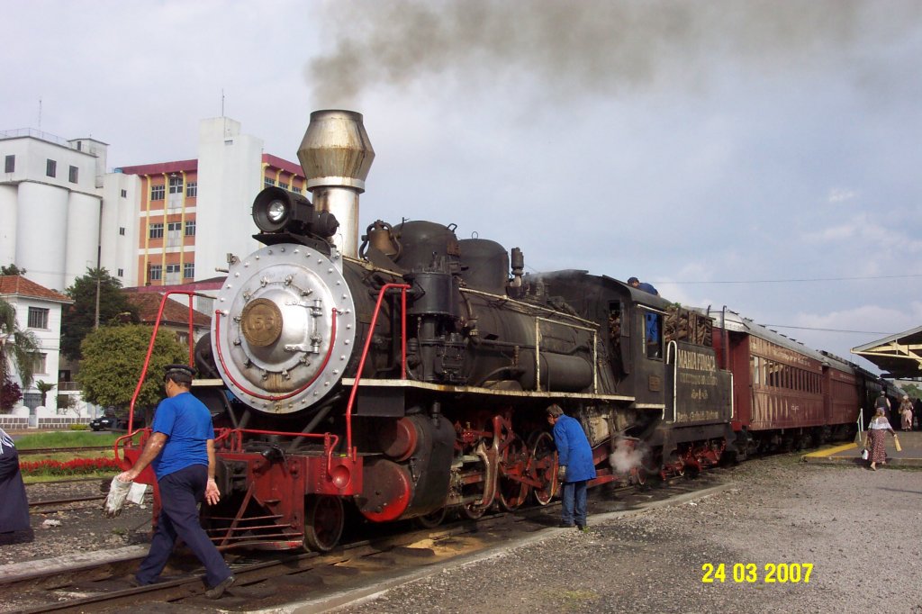 24.3.2007 - die Lok 156 des Nostalgiezuges von Carlos Barbosa nach Bento Concalves in Bundesland Rio Grande do Sul wird hier in Bento fertiggemacht fr die Rckfahrt.