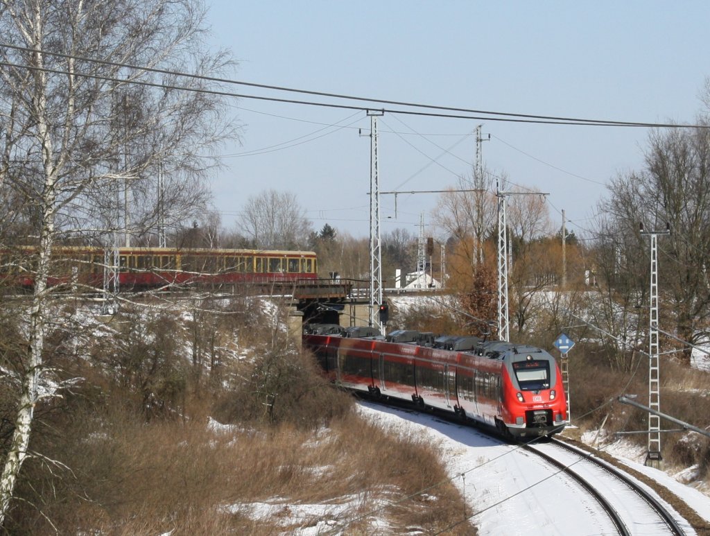 24.3.2013 Berlin, Karower Kreuz. 442 316 von Birkenwerder / Abzweig Karow West kommend unterquert die Berlin - Stettiner Bahn