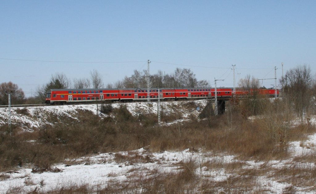 24.3.2013 Karower Kreuz. RE 3 nach Elsterwerda berquert das Abzweiggleis zum westlichen Berliner Aussenring