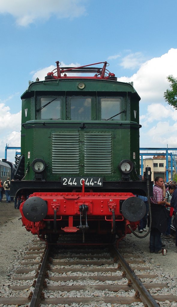 244 044-4 konnte nach Ankunft im BW Meiningen noch einige Zeit bis zu ihrer Rckfahrt bewundert werden. Aufgenommen am 04.09.2010.
