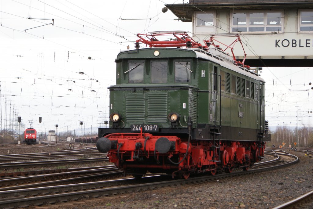 244 108-7 war die nchste Lok, die man bestaunen und ordentlich fotografieren durfte !
Von ihrer Baureihe wurden insgesamt 187 Stck beschaffen
Sie war somit die erste E-Lok von der eine grere Anzahl hergestellt wurde