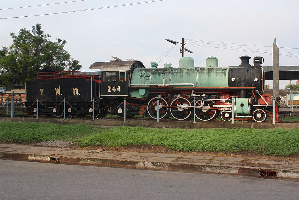 244 (2'C1'-h3, Baldwin, Bauj. 1928, Fab.Nr. 60410) aufgestellt beim Bf. Hat Yai Junction am 28.Oktober 2010.