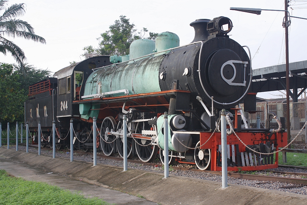 244 (2'C1'-h3, Baldwin, Bauj. 1928, Fab.Nr. 60410) aufgestellt beim Bf. Hat Yai Junction am 28.Oktober 2010.