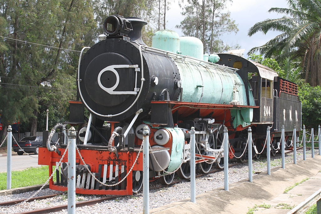 244 (2'C1'-h3, Baldwin, Bauj. 1928, Fab.Nr. 60410) aufgestellt beim Bf. Hat Yai Junction am 28.Oktober 2010.