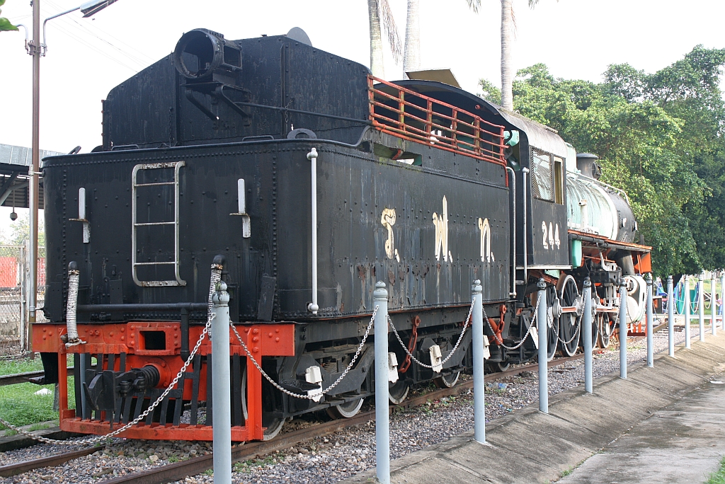244 (2'C1'-h3, Baldwin, Bauj. 1928, Fab.Nr. 60410) aufgestellt beim Bf. Hat Yai Junction am 28.Oktober 2010.