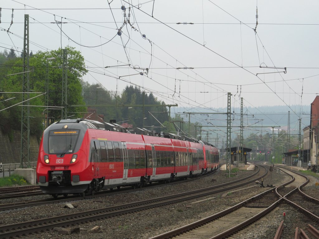 2442 224 und 2442 222 durchfahren am 08. Mai 2013 als Lt nach N�rnberg Hbf den Bahnhof Kronach.