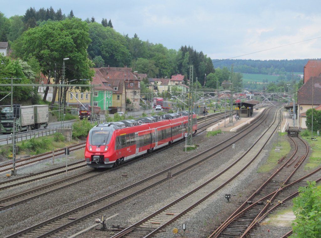 2442 227 vom Werdenfelsexpress durchfhrt am 24. Mai 2013 den Bahnhof Kronach.