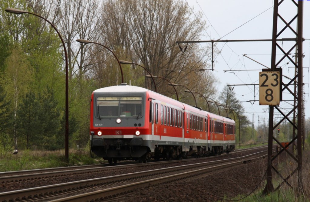 24.4.2012 Bernau bei Berlin. RE 5802 (1: 928 435, 4: 628 635) nach Stettin n�hert sich B� Albertshofer Chaussee.