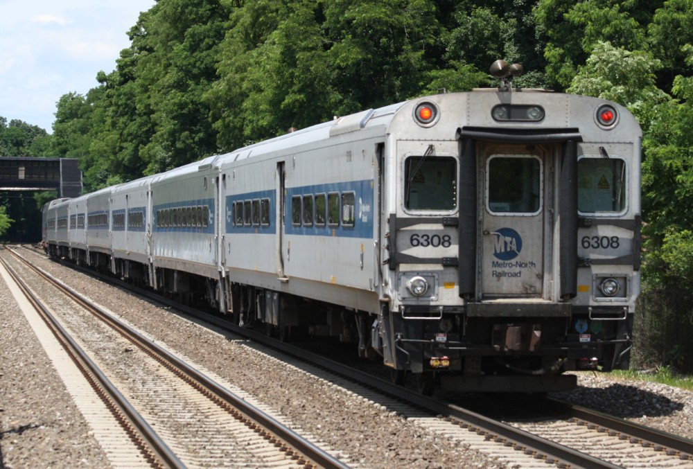 24.4.2012 Cold Spring, NY. Regionalzug (Commuter Train) nach Poughkeepsie bei der Einfahrt.