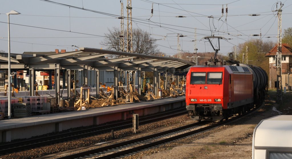 24.4.2013 Bernau bei Berlin. Bauarbeiten am neuen Bahnsteigdach. Auch nicht oft: Kesselzug mit 145 CL-015 Richtung Berlin ber das berholungsgleis.