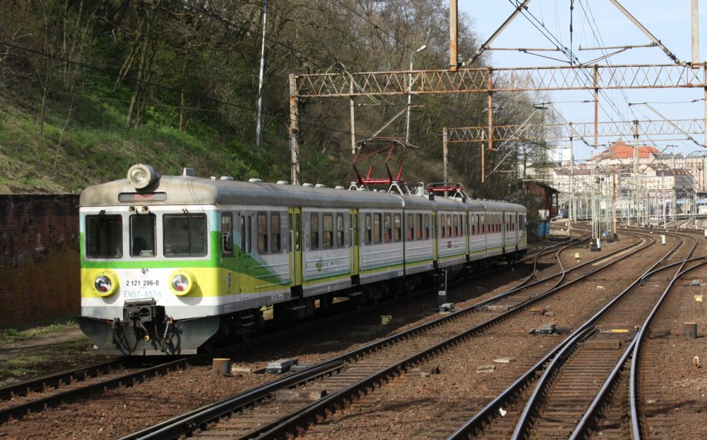 24.4.2013 Szczecin Glowny. EN 57 857 nach Rzepin wird zur Abfahrt bereitgestellt. 