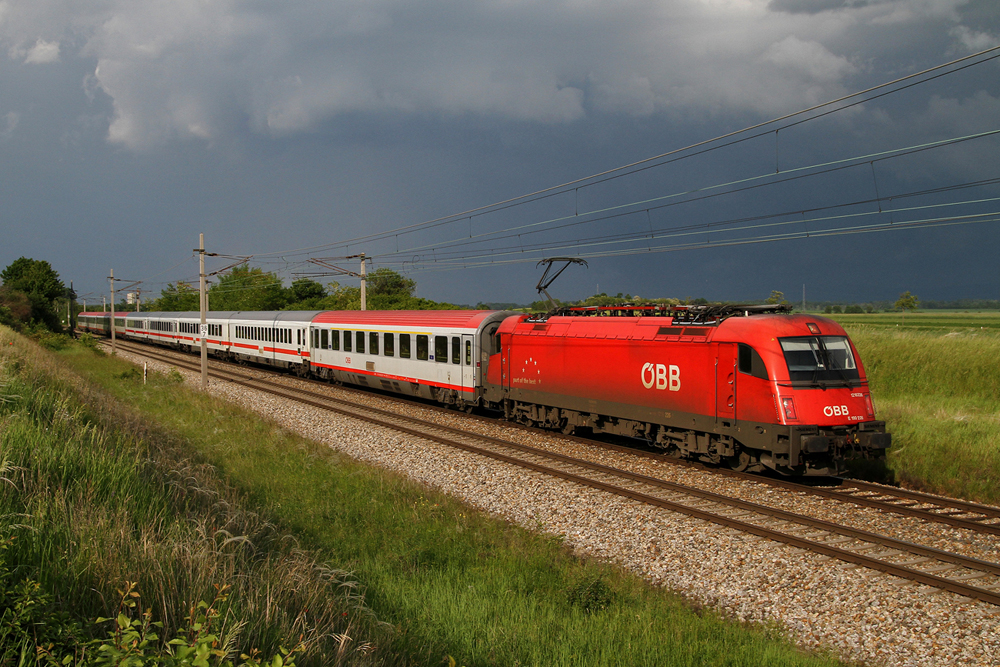24.5.10 Mehr als 2 Jahre nach dem Ablichten des D 273 in Drnkrut fuhr mir die 1216 226 wiedereinmal vor die Linse, natrlich im typischen BB Rot. Hier bespannt sie den EC 173 von Hamburg Altona nach Villach und konnte bei Tallesbrunn (inkl. Weltuntergangsstimmung) abgelichtet werden.