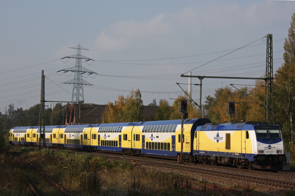 2456 008 schiebt am 25.10.11 einen Metronom nach Cuxhaven durch Hamburg-Unterelbe.